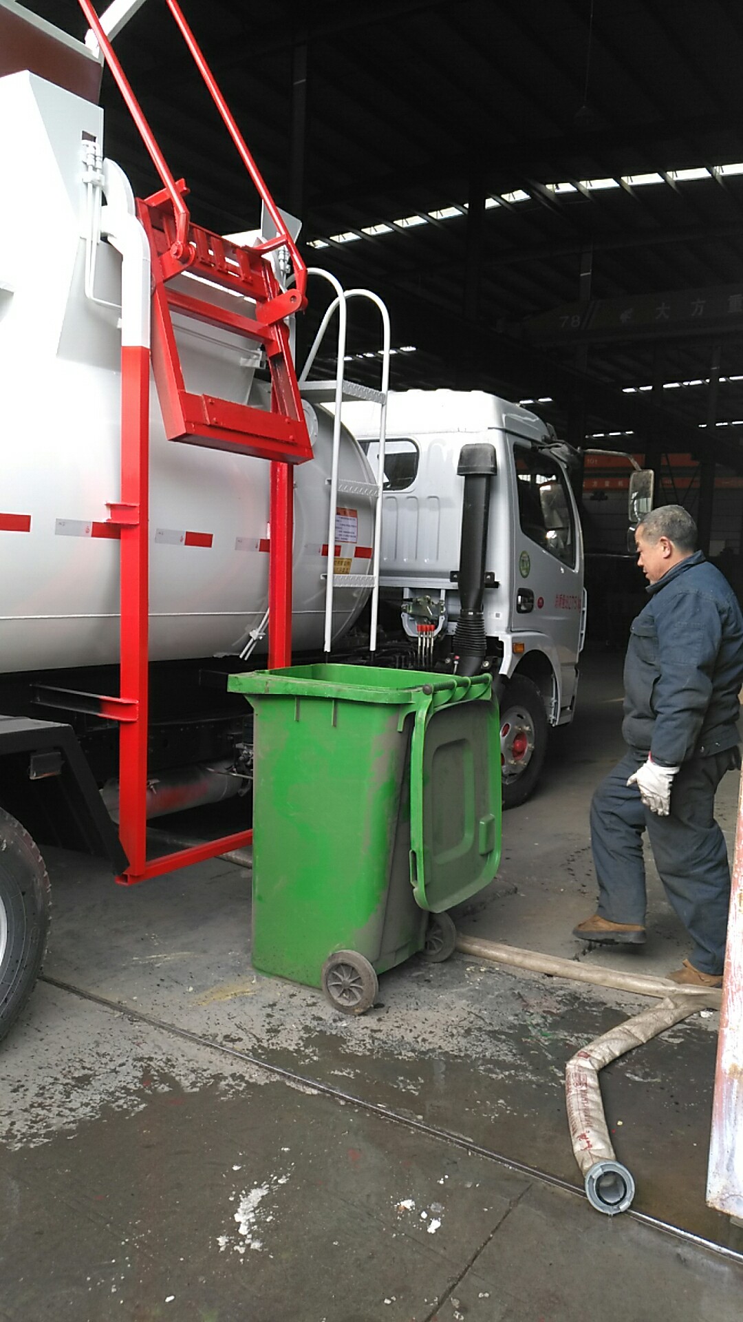 餐廚垃圾車掛桶起升機